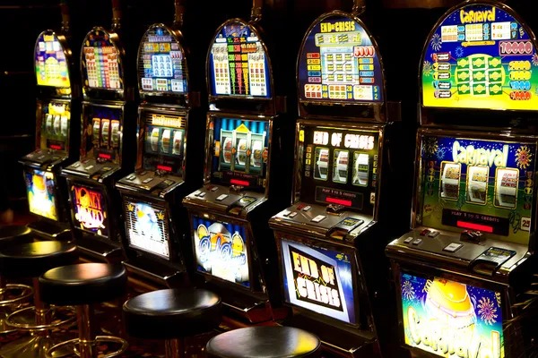 Fa Cai Shen Deluxe slot game interface showing five reels, pay lines, and stake controls